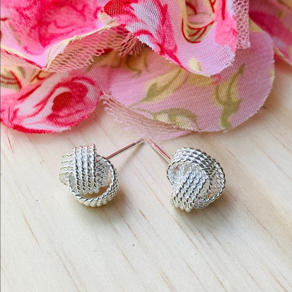 🌟 Silver Stud Earrings - Picture 3 of 7